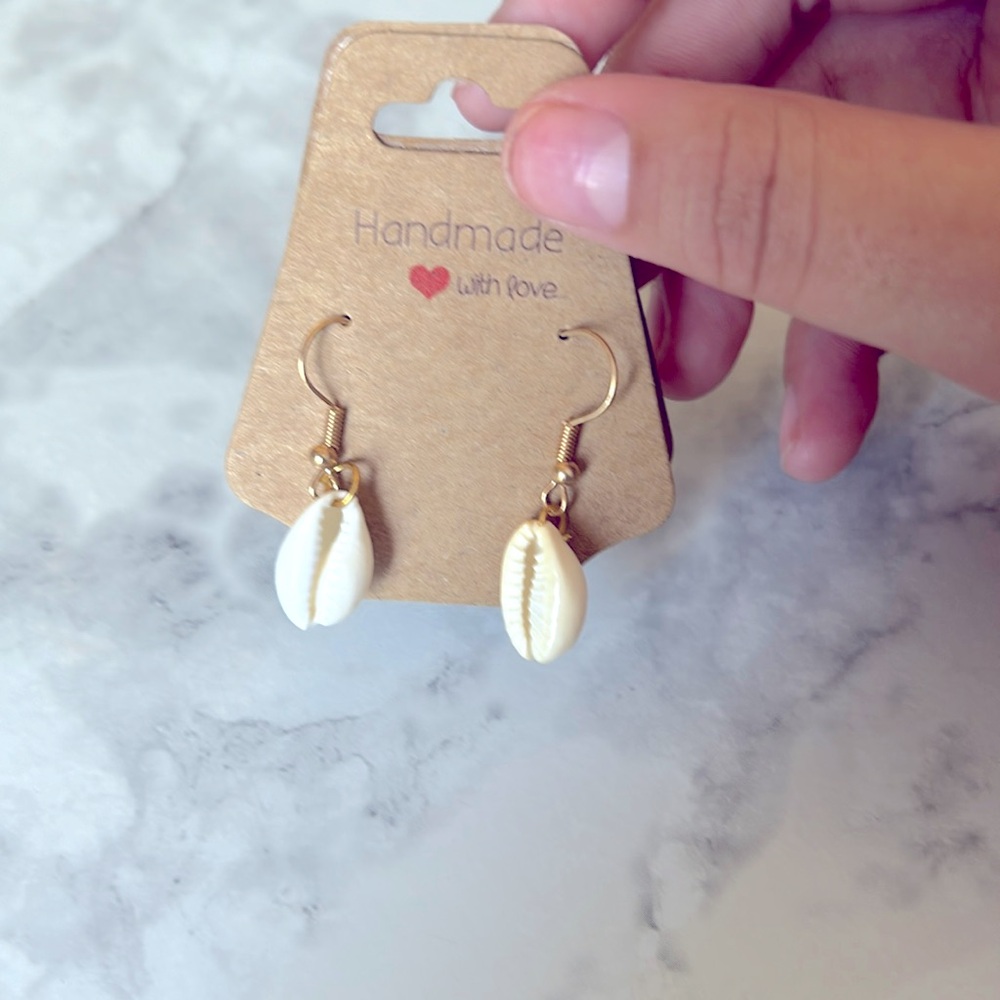 SEA SHELL EARINGS!